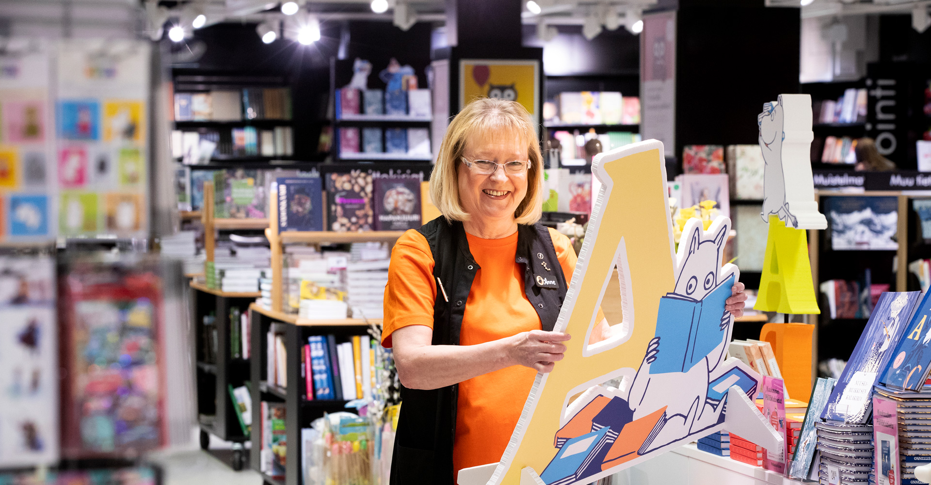 Oulun Suomalaisen Kirjakaupan myyjä Anne Virkkula on ollut kirja-alalla 16-vuotiaasta saakka. 